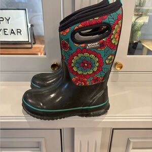 BOGS, Big Girls size 1, Flower Pattern Insulated Winter Boots